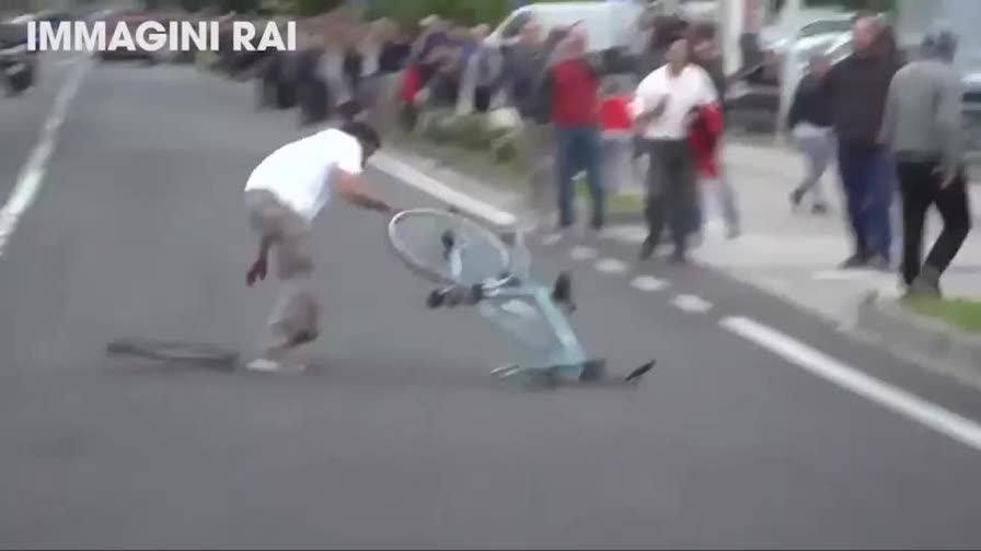 bicicletta in mezzo alla strada giro d'italia